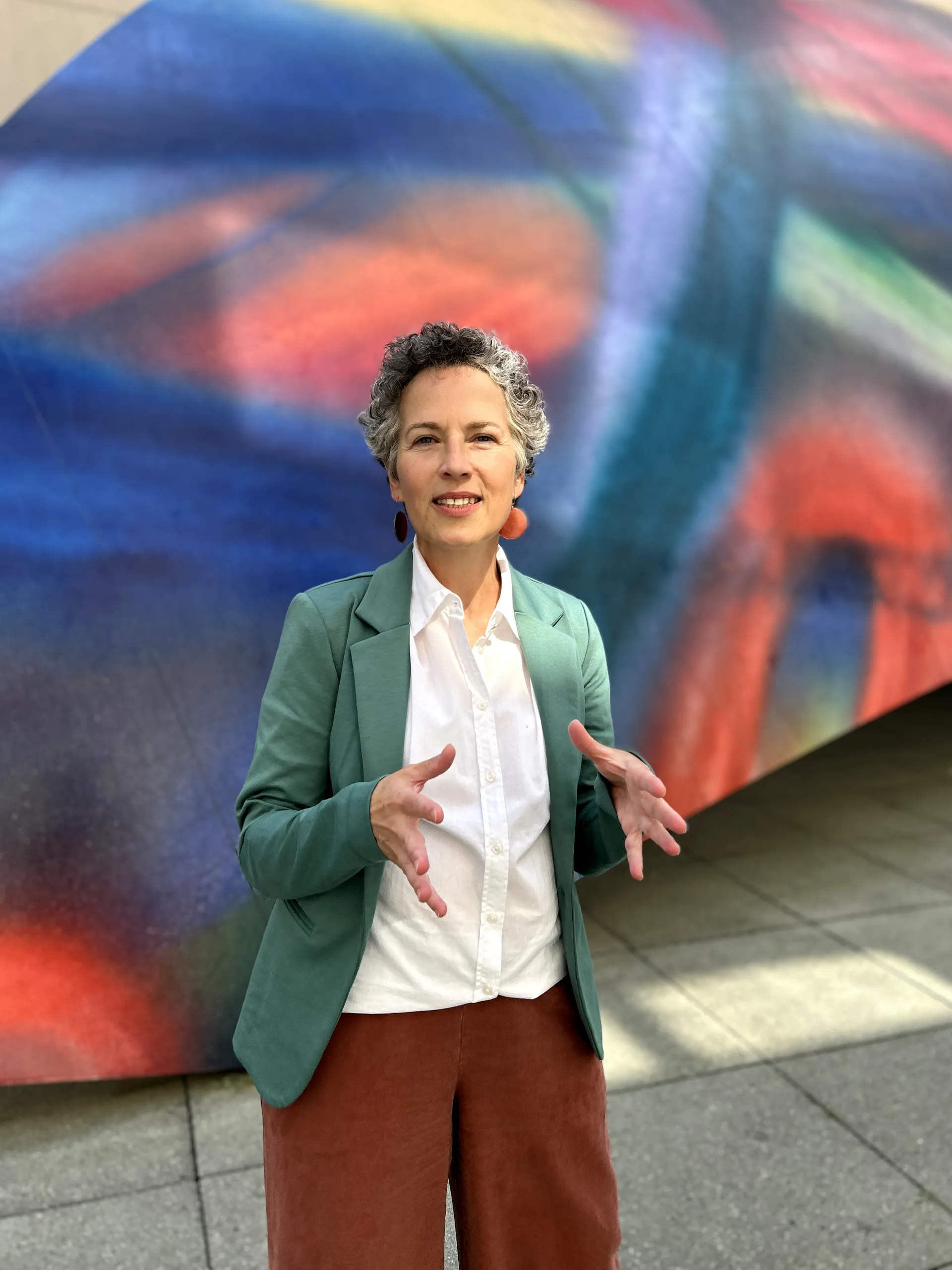 Coach Susan Lange vor bunten Hintergrund
